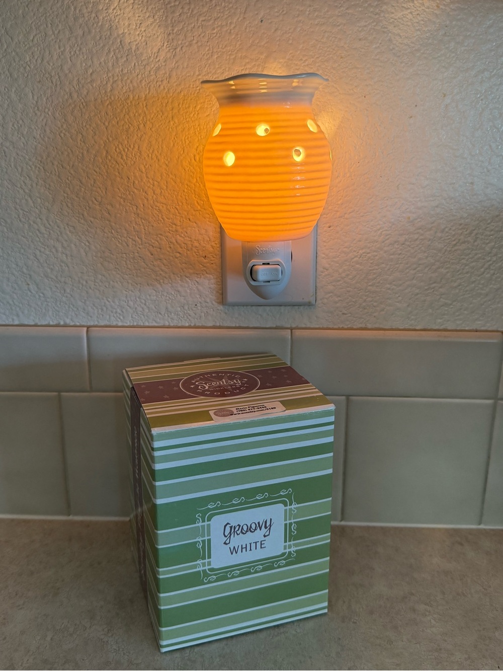 Scentsy “Groovy White” Plug-In Warmer 🤍